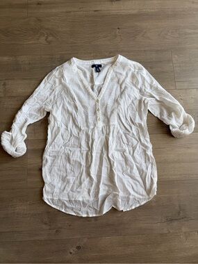 Gap Factory Lightweight White V-Neck with embroidered detail top - size medium